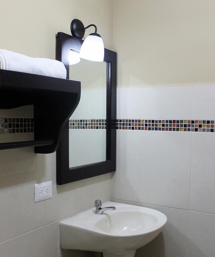 Hostal De Asturias ซานซัลวาดอร์ ภายนอก รูปภาพ